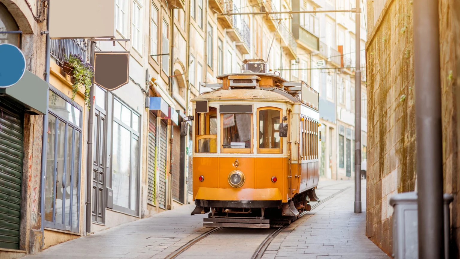 lisbon tram giallo portogallo