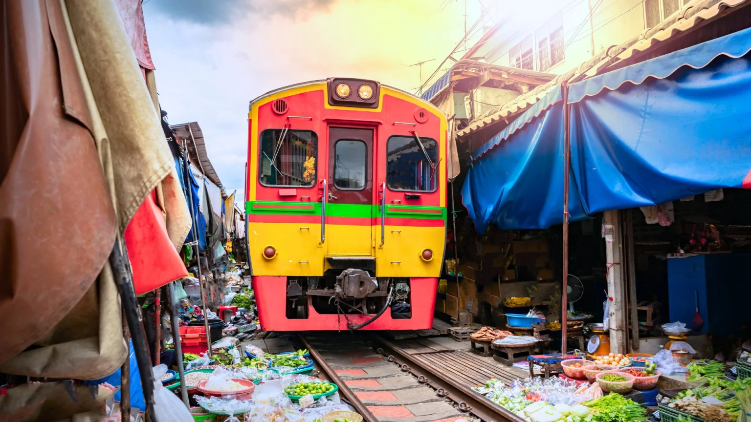 Cosa vedere in Thailandia: il railway market a Maeklong
